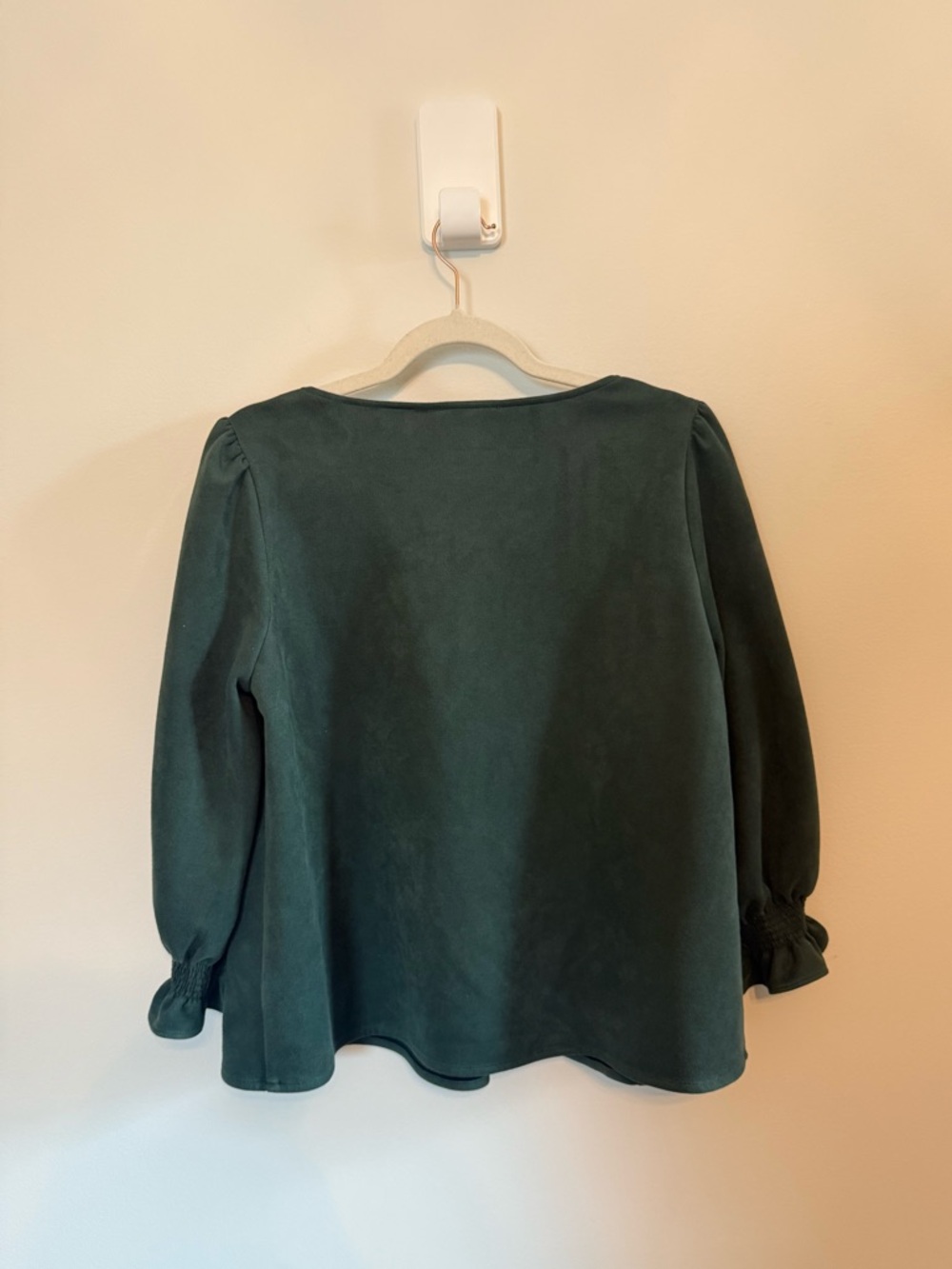 Tuckernuck • Faux Suede Easton Blouse Ruffle Cuff Vegan Green Size Large - Picture 7 of 7